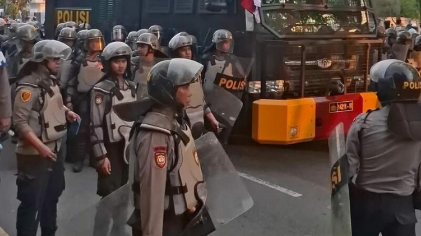 Hormati Hak Berpendapat Berekspresi Rakyat, Hentikan Brutalitas Aparat dan Bebaskan Massa Aksi yang Ditangkap!